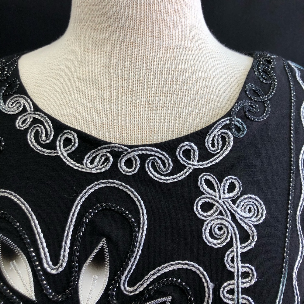 Lauren Michelle Sparkling Embroidered Black Round Neck Top Size Large